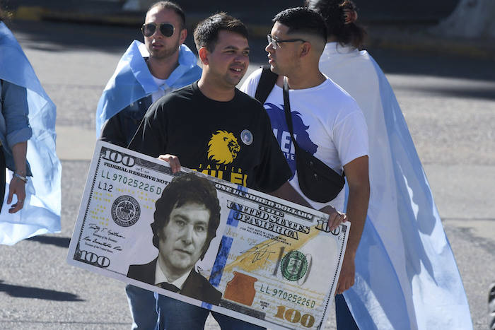 Simpatizantes del Presidente entrante de Argentina, Javier Milei, se reúnen frente al Congreso antes de su ceremonia de juramento en Buenos Aires, Argentina, el domingo 10 de diciembre de 2023.