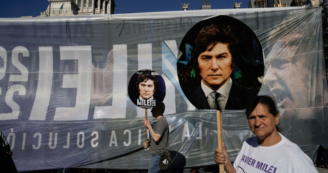 Simpatizantes del Presidente entrante de Argentina, Javier Milei, se reúnen frente al Congreso antes de su ceremonia de juramentación en Buenos Aires, Argentina, el domingo 10 de diciembre de 2023.