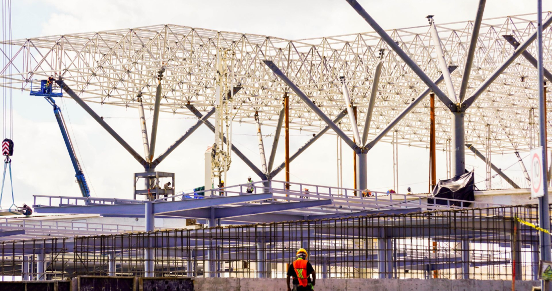 Avanza la construcción de la estación del Tren Maya en el Aeropuerto. Un hito clave que promete impulsar la conectividad y desarrollo en la región, que dicho por el Presdienete Andrés Manuel Lóez Obrador el próximo 15 de diciembre iniciara trayectos, una de sus obras emblemáticas.