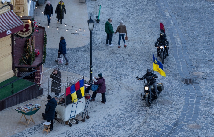 Motociclistas con banderas ucranianas recorren el centro de Kiev, el miércoles 20 de diciembre de 2023. Foto: Evgeniy Maloletka, AP