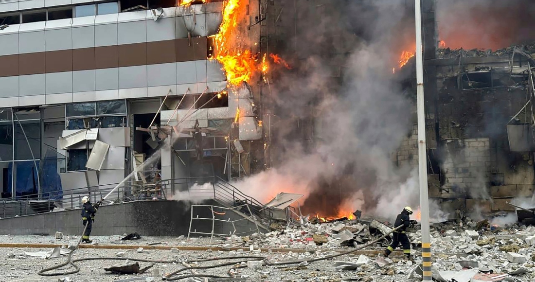 En esta imagen, distribuida por el Servicio de Emergencias de Ucrania, bomberos trabajan para sofocar un incendio en un edificio dañado por un ataque ruso, en Kiev, Ucrania, el 29 de diciembre de 2023. Foto: Servicio de Emergencias de Ucrania vía AP