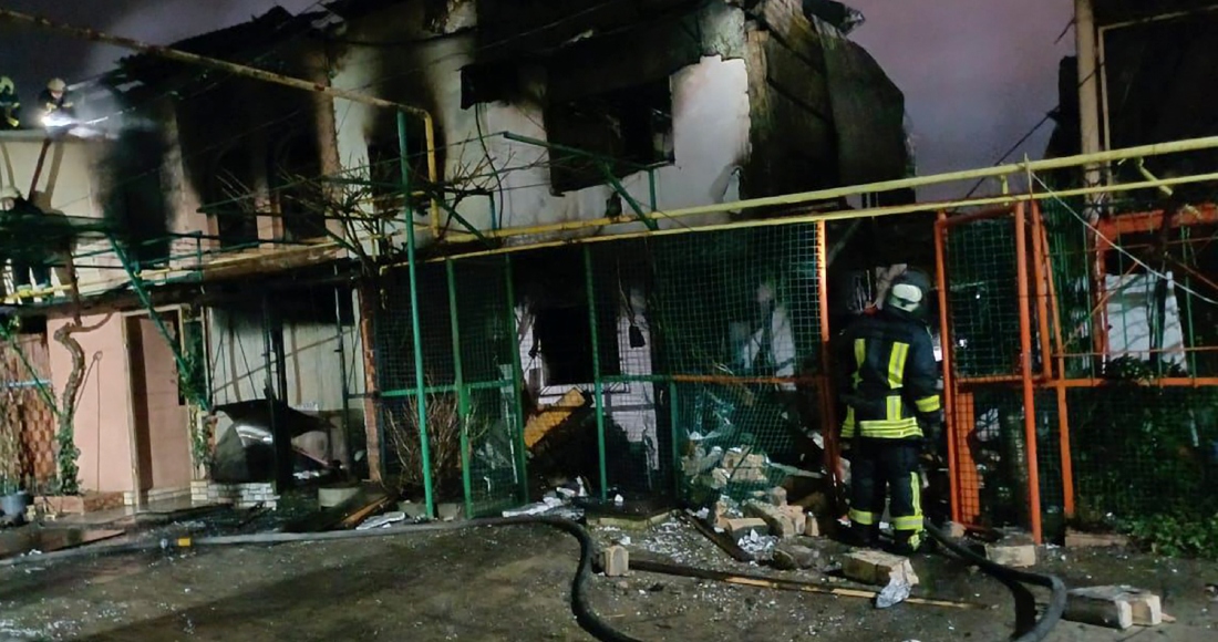 En esta imagen difundida por el Gobierno regional de Odesa, bomberos examinan el lugar de un ataque ruso con cohetes, el miércoles 27 de diciembre de 2023, en la región de Odesa, Ucrania. Foto: Gobierno regional de Odesa vía AP