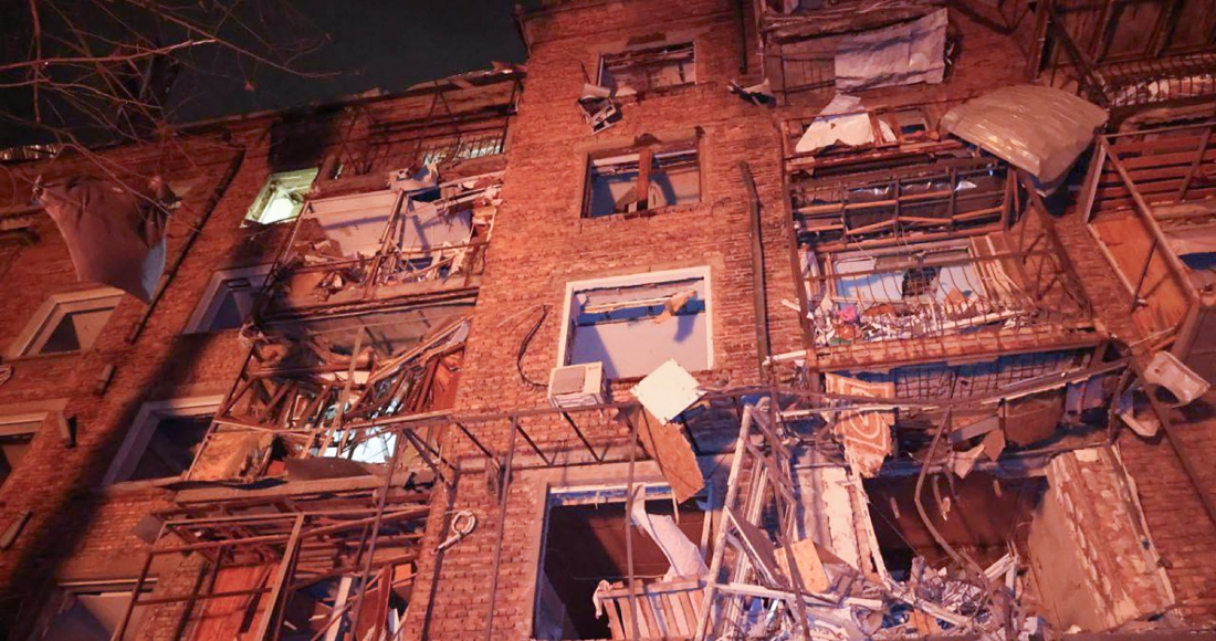 En esta imagen, distribuida por el Servicio de Emergencias de Ucrania, vista de un edificio de apartamentos alcanzado por un misil ruso en Járkiv, Ucrania, el 30 de diciembre de 2023.