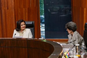 Mónica Soto, magistrada presidenta del TEPJF, conversa con la magistrada Janine Otálora, durante la sesión.
