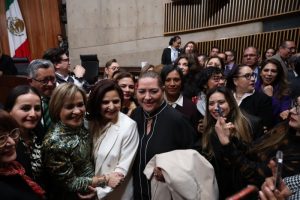 Mónica Soto, magistrada presidenta del TEPJF, y Guadalupe Taddei, consejera presidenta del INE, se tomaron la foto al finalizar la sesión en tribunal, la cual fue encabezada como presidenta por Soto Fregoso.