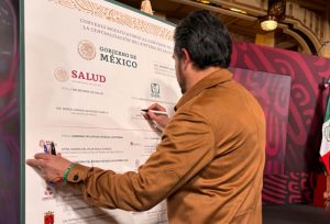 El encuentro se realizó en el Salón Tesorería de Palacio Nacional y participaron gobernadores y responsables de Salud estatal donde está en marcha la federalización de los servicios de salud. Hoy estamos en la etapa de implementación y operación central y gracias a la voluntad política de gobernadoras y gobernadores en 23 estados ya hay resultados, expuso Zoé Robledo.