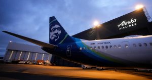 Un avión Boeing 737 Max 9 de Alaska Airlines aguarda la inspección en el hangar de la aerolínea en el Aeropuerto Internacional Seattle-Tacoma, en Washington, 10 de enero de 2024. (AP Foto/Lindsey Wasson, File)