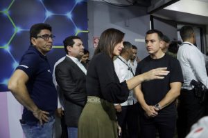 El Presidente de Ecuador, Daniel Noboa, a la derecha, visita el canal TC Television que fue asaltado violentamente el martes por un grupo de hombres armados en Guayaquil, Ecuador, el viernes 12 de enero de 2024.