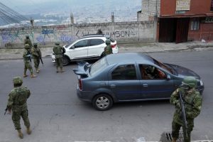 Militares instalan un punto de control en una zona residencial del sur de Quito, Ecuador, el viernes 12 de enero de 2024, como secuela a la fuga de dos cabecillas de bandas criminales de prisión. El Presidente Daniel Noboa decretó el lunes el estado de emergencia nacional debido a una ola de criminalidad, una medida que permite a las autoridades suspender los derechos de las personas y movilizar a los militares. El Gobierno también impuso un toque de queda.