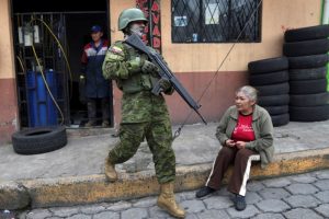Militares patrullan por una zona residencial del sur de Quito, Ecuador, el viernes 12 de enero de 2024, como secuela a la fuga de dos cabecillas de bandas criminales de prisión.