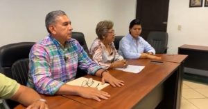 La encargada de despacho del Ayuntamiento de Petatlán, Bertha Díaz Garzón, afirmó que el sábado no ocurrió un enfrentamiento entre grupos criminales en un palenque, sino un ataque de un grupo armado “contra civiles desarmados”. Foto: Twitter @elsurdeguerrero