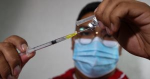 La Comisión Federal para la Protección contra Riesgos Sanitarios (Cofepris) dio a conocer que la empresa Avi-Mex S.A. de C.V. ingresó la solicitud de autorización para uso de emergencia de la vacuna Patria contra COVID-19, y que ésta será sometida a evaluación. Foto: Crisanta Espinosa, Cuartoscuro