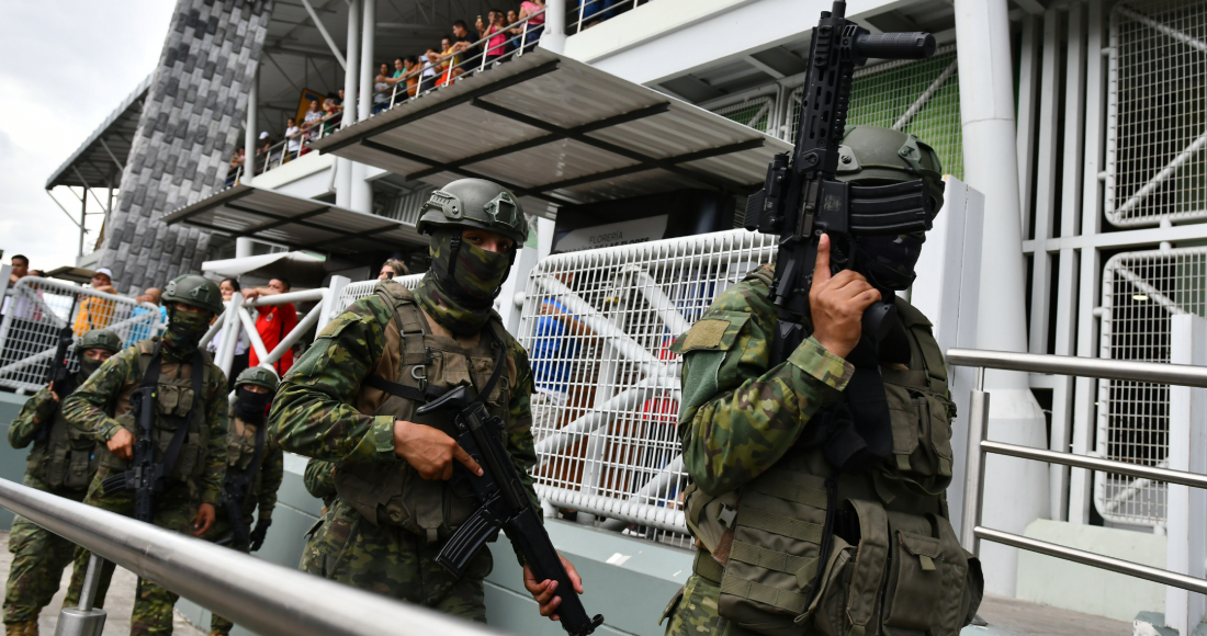 Militares patrullan a las afueras de un mercado abierto, en Portoviejo, Ecuador, el jueves 11 de enero de 2024. El presidente Daniel Noboa decretó el lunes un estado de excepción nacional que suspende derechos ciudadanos y permite movilizar al Ejército en tareas de seguridad, ante la última secuencia de ataques violentos en el país.
