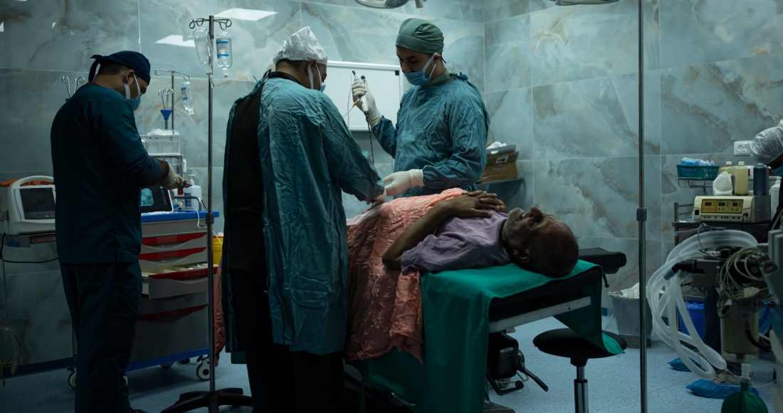 El médico Suhaib Alhamss, director del Hospital Kuwaití en Rafah, la ciudad más sureña de la Franja de Gaza, realiza una cirugía a un paciente el jueves 11 de enero de 2024.