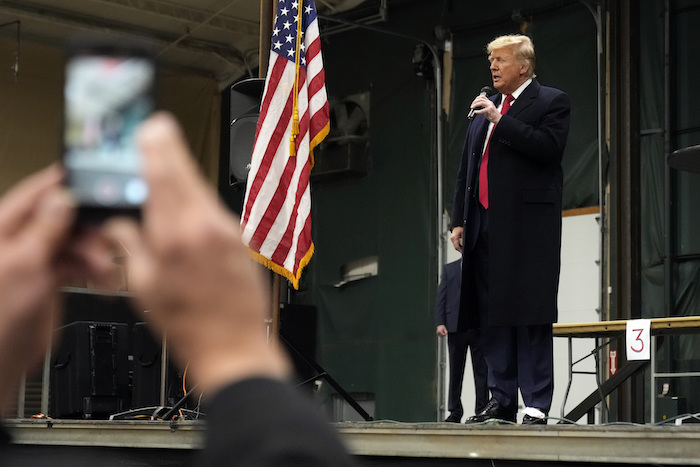 El precandidato presidencial republicano y expresidente Donald Trump pronuncia un discurso en una sede de asamblea partidista, el lunes 15 de enero de 2024, en el Centro de Eventos Horizon, en Clive, Iowa.