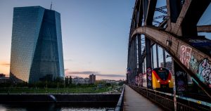 Un tranvía viaja frente al edificio del Banco Central Europeo, en Fráncfort, Alemania, el 2 de mayo de 2023. (AP Foto/Michael Probst, archivo)