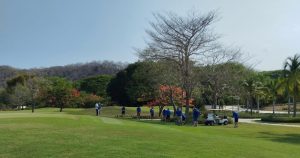 La concesión del campo de golf ubicado en Huatulco, Oaxaca, se otorgó en agosto de 2012 a Producciones Especializadas, filial del conglomerado TV Azteca. Foto: Facebook Las Parotas Club de Golf Huatulco.