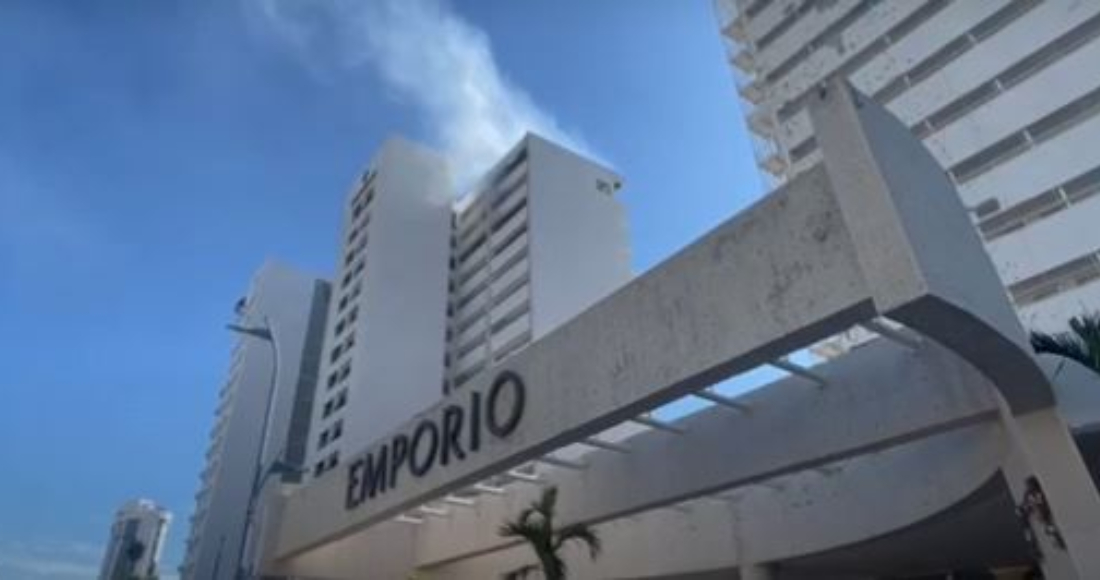 El incendio se registró en una habitación en remodelación del piso 12 en la torre “Joya” del complejo hotelero ubicado en la zona Dorada del puerto, alrededor de la 1:30 de la tarde.