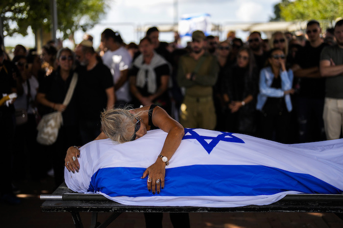 La madre de Antonio Macías llora sobre el cuerpo de su hijo, cubierto con la bandera israelí, en el cementerio Pardes Haim de Kfar Saba, cerca de Tel Aviv, Israel, el 15 de octubre de 2023.