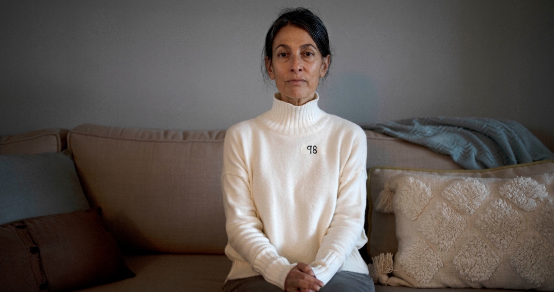 Rachel Goldberg-Polin posa para la foto en el día 98 desde que su hijo, Hersh Goldberg-Polin, fue secuestrado por Hamás, en Jerusalén, 12 de enero de 2024. Cada mañana, antes de quitarse el pijama, arranca un trozo de cinta adhesiva del rollo, escribe con un grueso marcador negro el número de días que su hijo Hersh ha permanecido cautivo de los milicianos de Hamás y lo pega sobre su pecho.