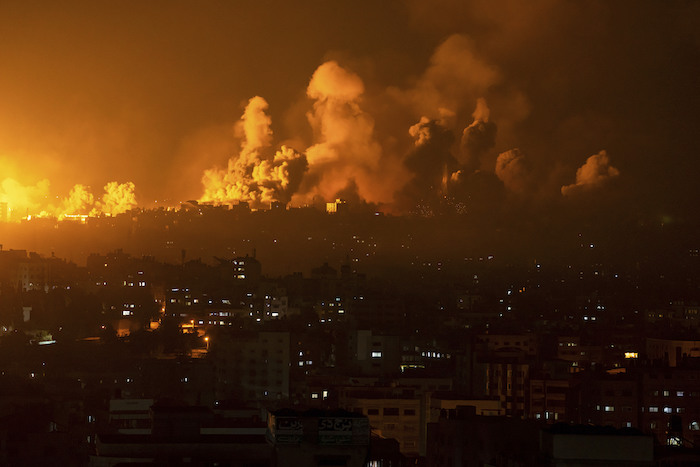 Un ataque aéreo israelí deja un rastro de fuego y humo, en la Ciudad de Gaza, el 8 de octubre de 2023.