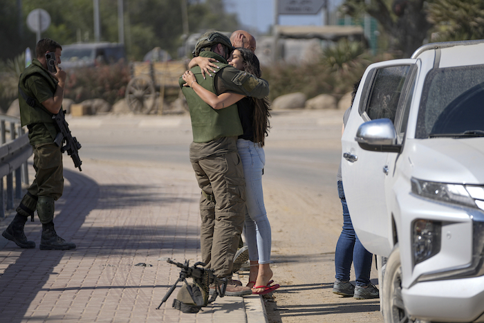 Un soldado israelí abraza a su pareja cerca de la frontera con Gaza, en el sur de Israel, el 20 de octubre de 2023.