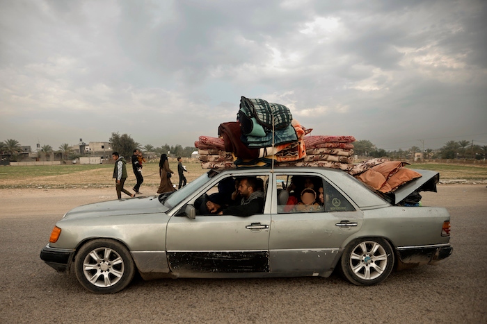 Una familia palestina huye de la ofensiva terrestre israelí en Jan Yunis, en la Franja de Gaza, el 27 de diciembre de 2023.