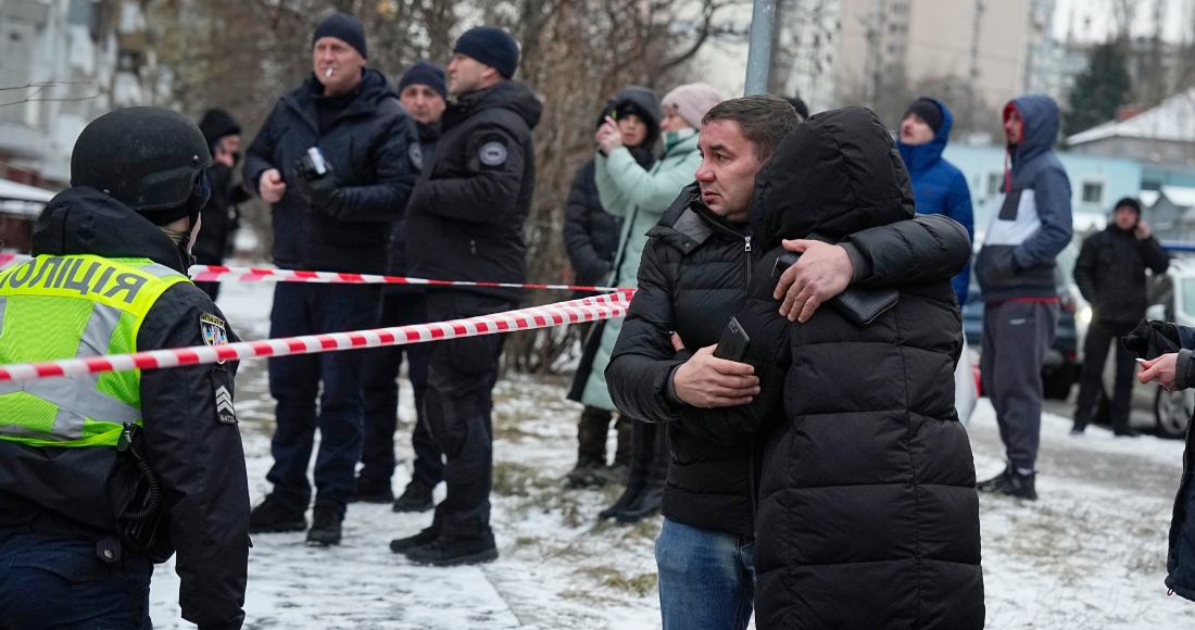 Varias personas se acercan al lugar donde se produjo un ataque ruso, en Kiev, Ucrania, el 23 de enero de 2024.