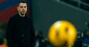 El entrenador del Barcelona Xavi Hernandez reacciona durante el encuentro de la liga española ante el Villarreal el sábado 27 de enero del 2024. (AP Foto/Joan Monfort)