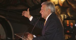 Andrés Manuel López Obrador relata en su libro ¡Gracias! (Planeta) cómo en 2012 pensó en desistir de su búsqueda por la Presidencia de México. Foto: Saúl López, Cuartoscuro.