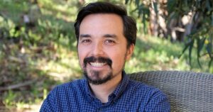 ENTREVISTA ¬  "El viaje de la infancia a la adolescencia puede ser gozoso y tortuoso"