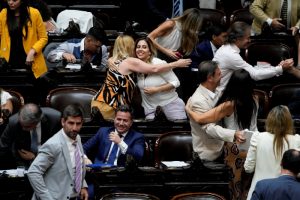 Legisladores celebran la aprobación en general de la reforma económica del presidente argentino Javier Milei por la Cámara de Diputados, en Buenos Aires, Argentina, el viernes 2 de febrero de 2024. 