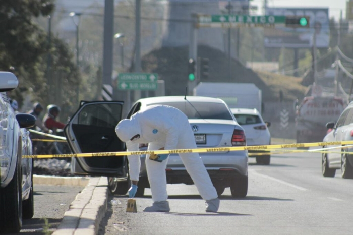 Familiares de la víctima no podrían creer lo ocurrido, por lo que se mantuvieron unidos durante el procesamiento de la escena del crimen.
