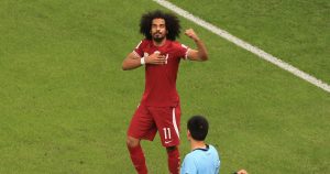 Akram Afif de Qatar celebra tras anotar en la final de la Copa Asiática en la victoria ante Jordania para conqusitar su segundo título consecutivo en el Estadio Lusail en Qatar el sábado 10 de febrero del 2024. (AP Foto/Hussein Sayed)