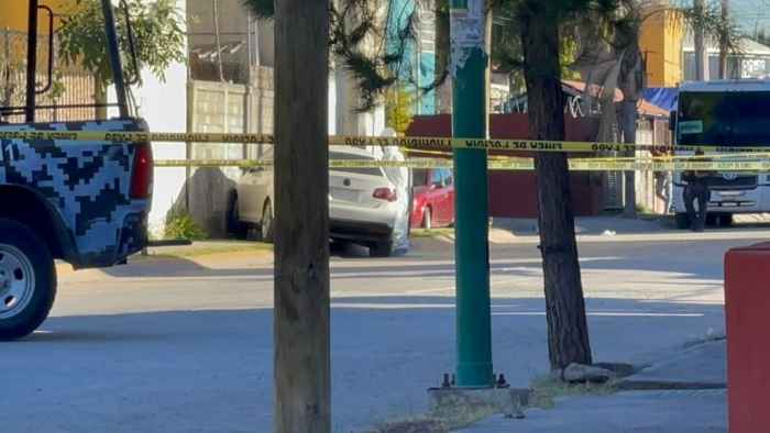 Una mujer policía que salía en su vehículo fue asesinada a balazos, junto con su hija que la acompañaba.