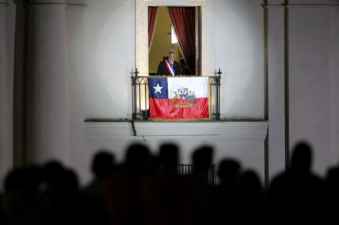 El entonces Presidente de Chile, Sebastián Piñera, mientras se dirigía a sus simpatizantes desde un balcón en su toma de posesión en el palacio presidencial de La Moneda en Santiago, el 11 de marzo de 2010.