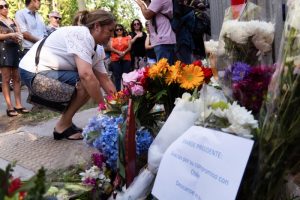 Personas dejan flores en la casa del fallecido expresidente chileno Santiago Piñera en Santiago, Chile, tras darse a conocer la noticia de su fallecimiento en un accidente de helicóptero el martes 6 de febrero de 2024.