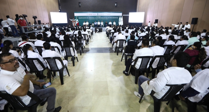 El Gobernador de Tabasco, Carlos Manuel Merino, aseguró a los trabajadores de la salud beneficiados que son parte fundamental de “una transformación profunda” que se lleva a cabo en el sistema de salud nacional. Foto: Especial