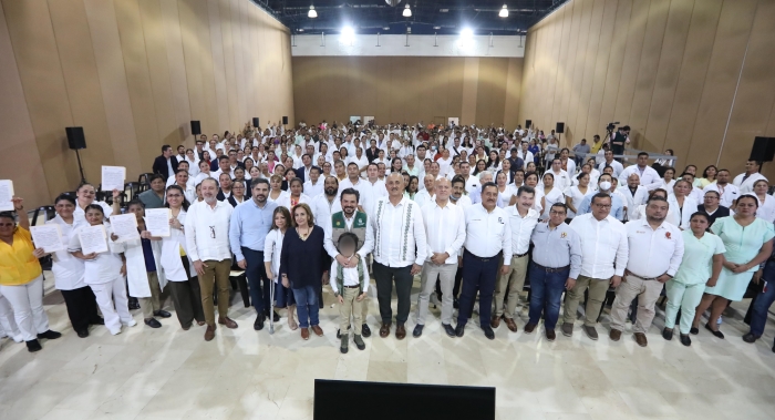 Durante el evento se realizó la entrega simbólica de 10 certificados de basificación a trabajadoras y trabajadores de la salud de la entidad, en representación de quienes recibieron su base para laborar en el IMSS- Bienestar en Tabasco. Foto: Especial