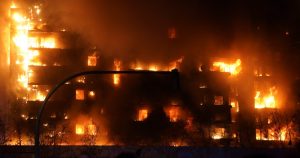 Un edificio residencial arde en llamas en Valencia, España, el jueves 22 de febrero de 2024. Foto: Alberto Saiz, AP