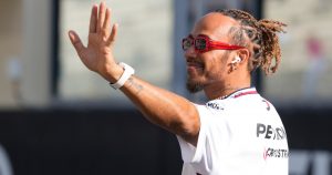 Foto del 26 de noviembre del 2023, el piloto de Mercedes Lewis Hamilton saluda a la afición mientras los pilotos desfilan antes del Gran Premio de Abu Dhabi. El jueves 1 de febrero del 2023 hay reportes de que Hamilton podría dejar a Mercedes y firmar con Ferrari en el 2025. (AP Foto/Kamran Jebreili, Archivo)