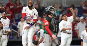 Allen Córdoba (izquierda), de Panamá, festeja luego que Yohnny Yussef Santos bateó un triple que significó el triunfo sobre México en la Serie del Caribe, el sábado 3 de febrero de 2024 (AP Foto/Lynne Sladky)