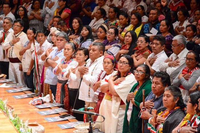 El Gobernador tradicional de Vícam, primera cabecera del pueblo yaqui, Joaquín Cota Buitimea, al hacer uso de la palabra en su lengua materna —traducido por el Secretario de Ráhum, Crisóforo Valenzuela Ahumada—, envió un saludo de parte de la tribu yaqui y recordó que son ocho pueblos tradicionales “que habitamos nuestro territorio desde antes de las actuales fronteras estatales”.
