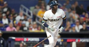 Didi Gregorius del Curazao Suns lanza su bate en la novena entrada del juego ante Venezuela en la Serie del Caribe en Miami el sábado 3 de febrero del 2024. Foto: Lynne Sladky, AP