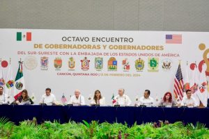 La coordinadora de la Comisión Sur- Sureste de la Conferencia Nacional de Gobernadores (CONAGO), Mara Lezama Espinosa, acompañada del Embajador de Estados Unidos en México, Ken Salazar, inauguró en Cancún el octavo encuentro con la embajada de Estados Unidos de América. Foto: Gobierno de Quintana Roo.