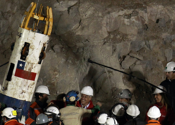 El Presidente chileno, Sebastián Piñera, abraza al minero Raúl Bustos tras su rescate de la mina de oro y cobre colapsada de San José donde permaneció atrapado con otros 32 mineros por cerca de dos meses, cerca de Copiapo, Chile, el 13 de octubre de 2010.