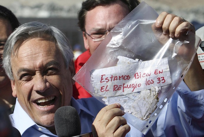 El Presidente de Chile, Sebastián Piñera, muestra una bolsa de plástico con un mensaje de los mineros atrapados en el colapso de una mina, donde confirman que están bien, en Copiapo, Chile el 22 de agosto de 2010.