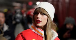 aylor Swift llega antes de un partido de postemporada de la NFL entre los Chiefs de Kansas City y los Dolphins de Miami el 13 de enero de 2024, en Kansas City, Missouri. Por semanas, el escrutinio sobre los viajes de la cantante Taylor Swift en jets privados ha estado en ebullición en las redes sociales, la gente señala las emisiones de dióxido de carbono que calientan el planeta liberadas con cada vuelo. (Foto AP/Ed Zurga, archivo)