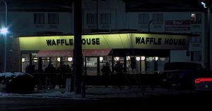 La policía fuera de un restaurante Waffle House Indianápolis el 19 de febrero del 2024. Foto de video suministrado por la emisora WRTV. (WRTV via AP)