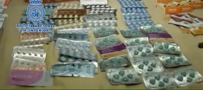 Se realizó un registro en la casa sacerdotal donde convivían ambos, además de en la parroquia. Se confiscaron sustancias consideradas “afrodisiacas”, caracterizadas por su gran carga activa.